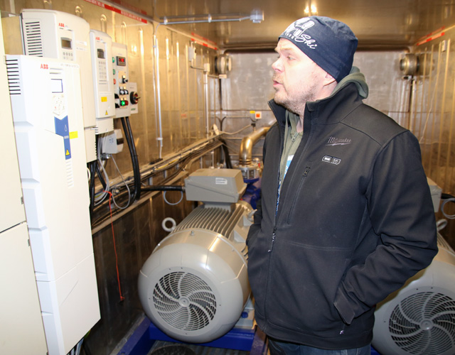Ukko-Kolin rinteiden rinnepäällikkönä Janne Jetsosen tehtäviin kuuluu muun muassa rinteiden lumetuksen järjestäminen. Ala-aseman konehuoneessa olevista mittareista voi tarkistaa, että paineistukset ovat kohdillaan.