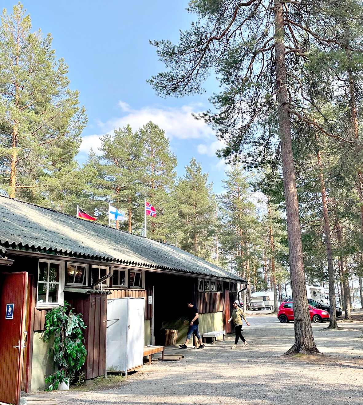 Koli Camping on kesällä kansainvälinen paikka, mistä osaltaan kielivät myös saloissa liehuvat liput. Kuva VisitKoli/Nina Hakala