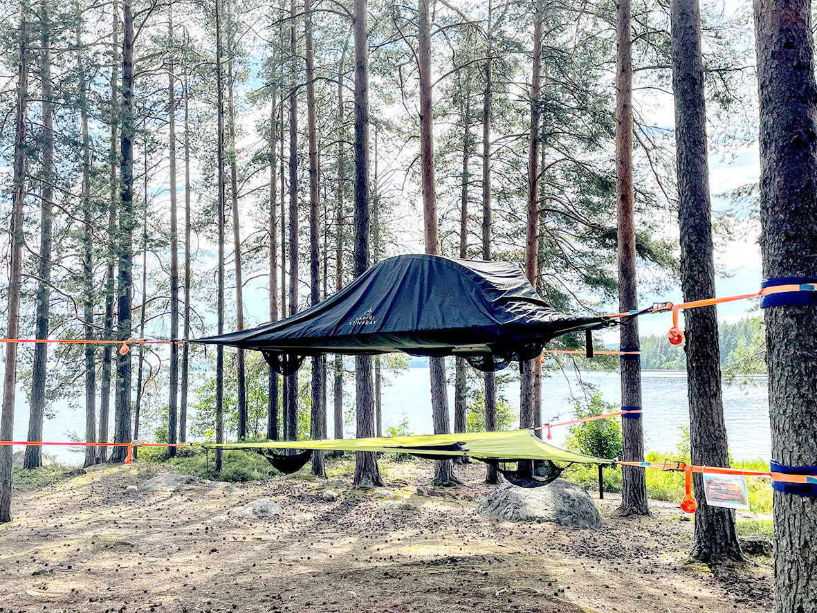 Puista roikkuva teltta, tentsile, on viimeisimpiä retkeilyvillityksiä. Sellaiseen voi majoittua myös Koli Campingissa. Kuva VisitKoli/Nina Hakala