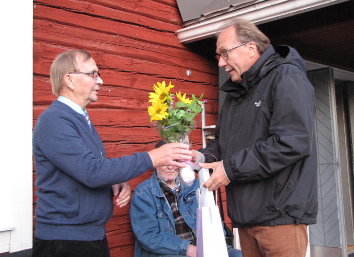 Eläkkeelle jäänyt Kolin yhtenäiskoulun rehtori Timo Vattulainen (oik.) palkittiin Kolin eteen tehdystä työstä. Kukkaset ojensi Erkki Turunen.