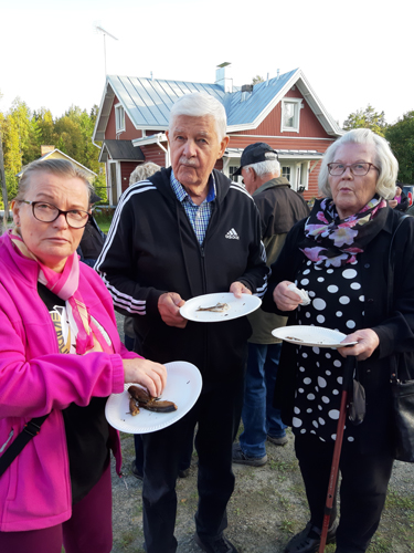 Anne Piipponen, Eero Mustonen ja Helena Mustonen nauttivat Kolin sadonkorjuujuhlan antimista ja ohjelmasta.