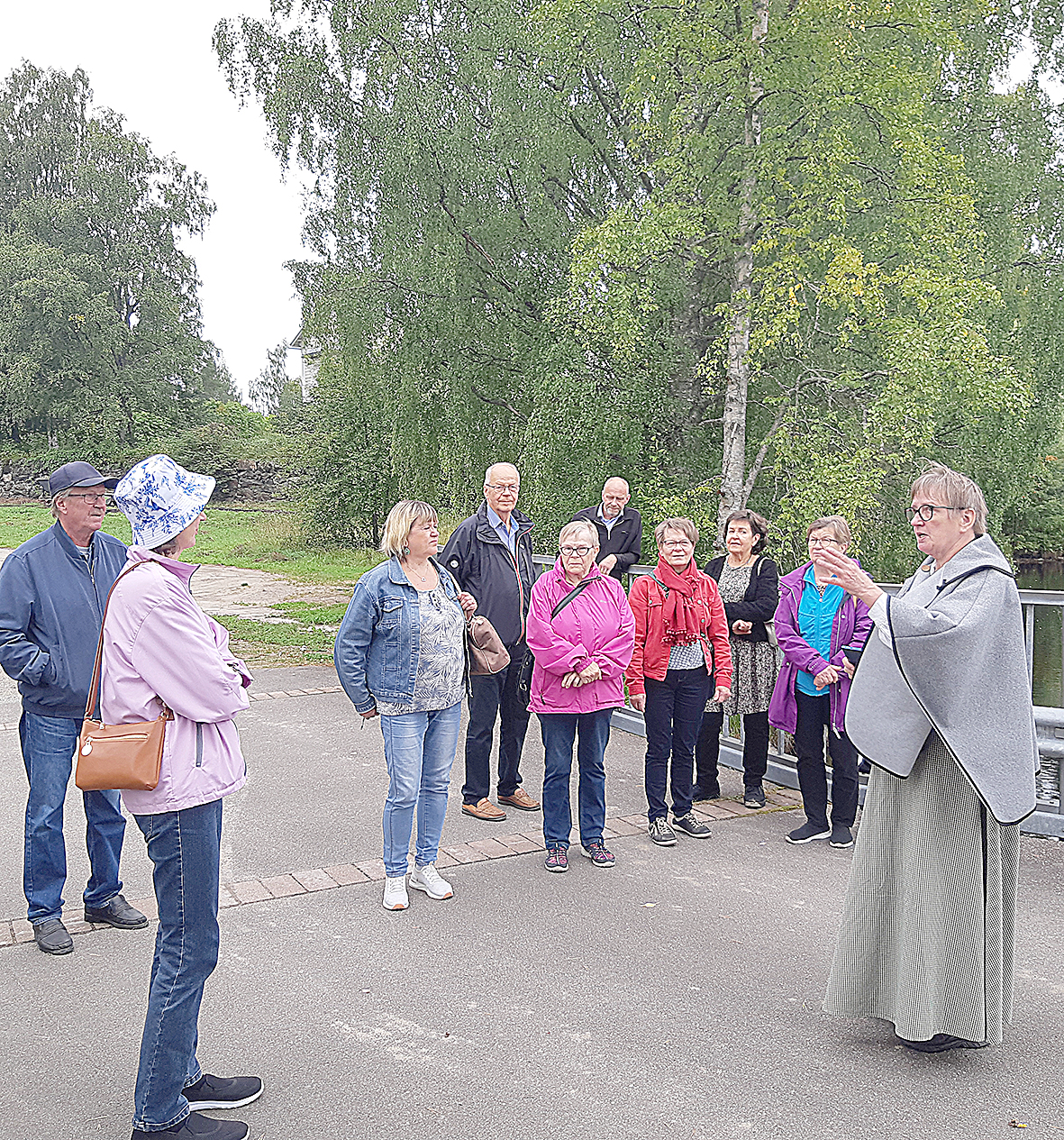 Outi Huhtiniemi kertoi Elina Leskiselle (edessä vas.), Sirpa Lehikoiselle, Ritva Kaikkoselle, Raija Karhapäälle, Aune Ovaskaiselle ja Kaija Hyttiselle sekä Seppo Hiltuselle (takana vas.), Pentti Ovaskaiselle ja Jani Miettiselle Juankosken historiasta.