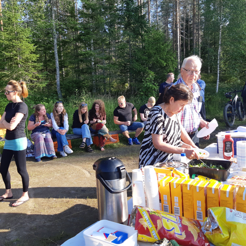 Koveron rantatapahtumassa lankuilla istuskeli paljon porukkaa. Aune ja Pentti Ovaskainen ottavat pöydän antimia.