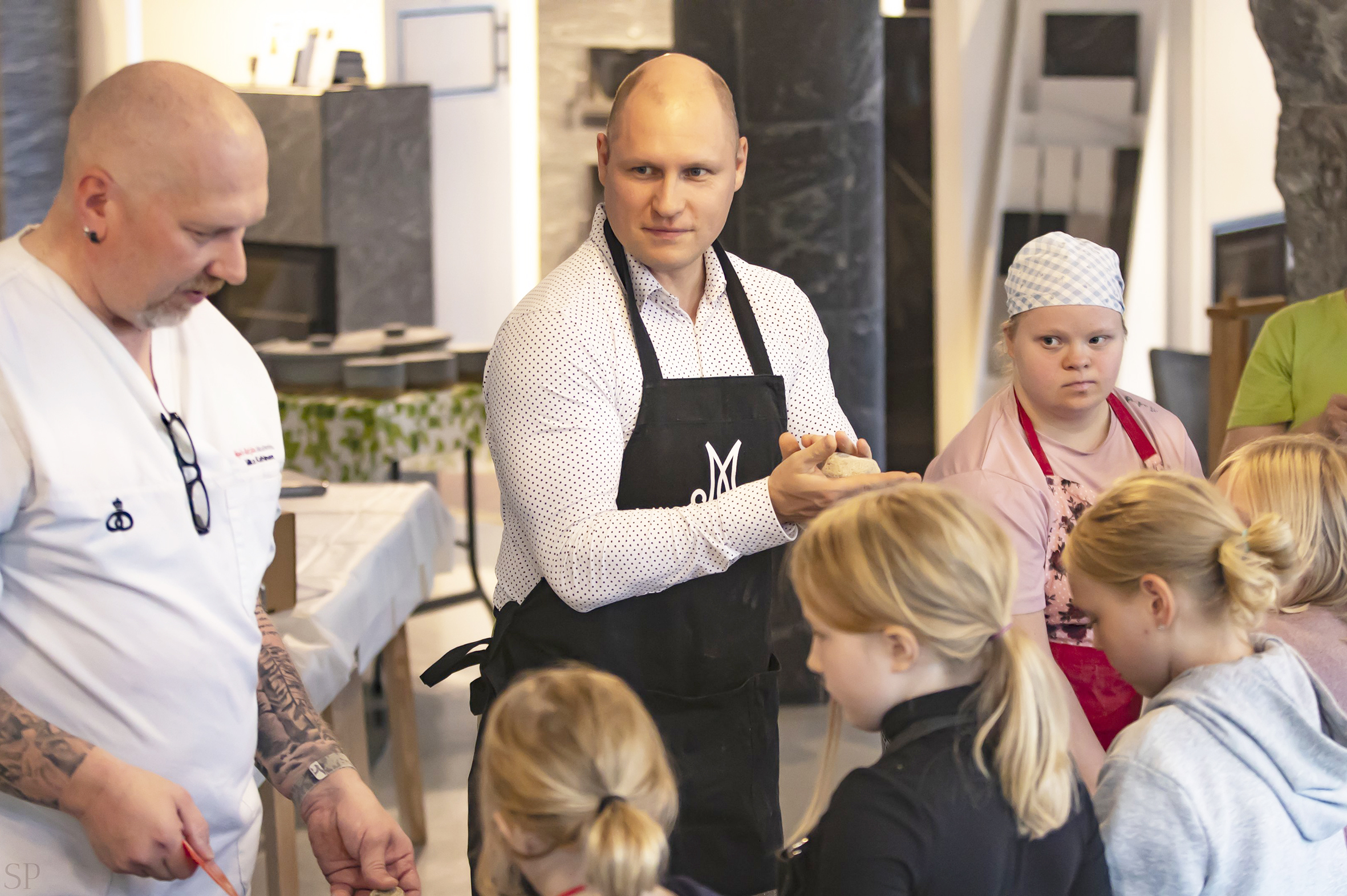 Kukkomestari Karhinen opastaa kunnanjohtaja Henri Tanskasta, oikealla Selma Heikkinen.