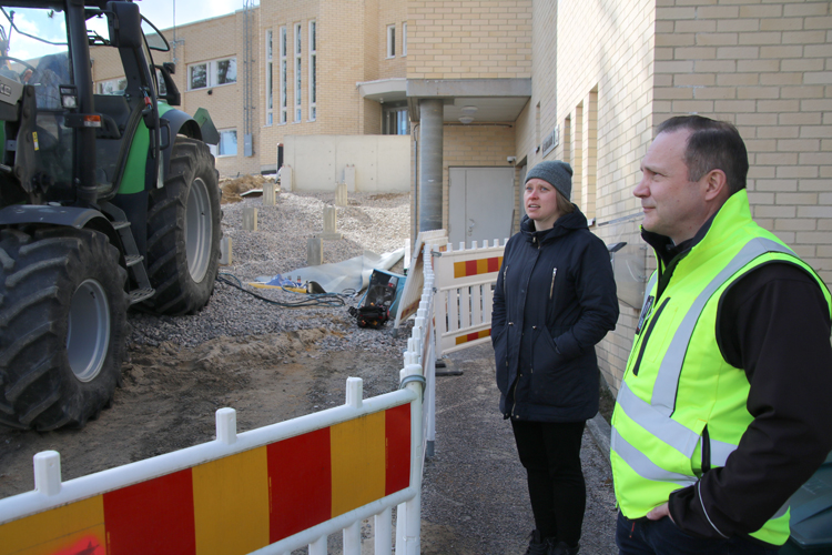 Tekninen johtaja Timo Möttönen ja kiinteistö- ja aluepäällikkö Meri Heiskanen katsastavat, miten kunnantalon korjaustyöt edistyvät. Rakennuksen takapihalta on jo purettu näyttämö. Oheen tulee katettu portaikko.