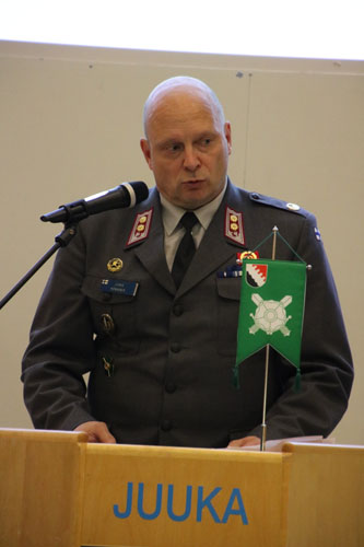 Joensuun aluetoimiston päällikkö, everstiluutnantti Jukka Honkanen valaisi kutsuntatilaisuuden aluksi maanpuolustuksen merkitystä kansakunnan itsemääräämisoikeuden turvaajana.