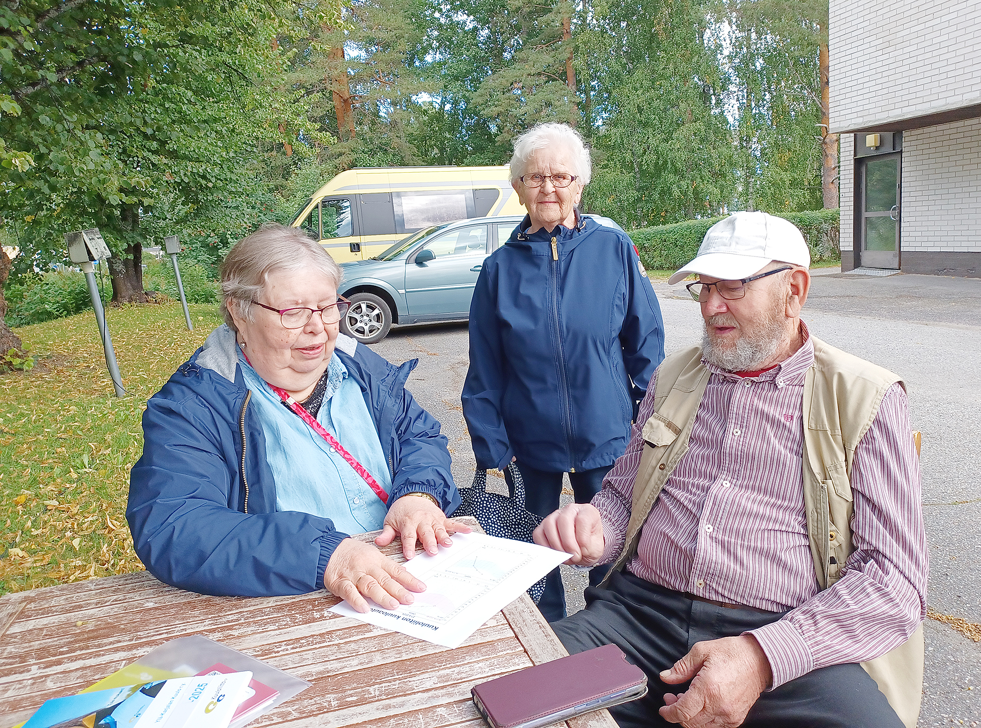 Kauniilla säällä kuulotestin tuloksen voi tulkita ulkoilmassakin. Anja Henttunen-Varis tulkitsee Heimo Murron kuulotestiä. Taustalla Anna Simonen odottaa vuoroaan.