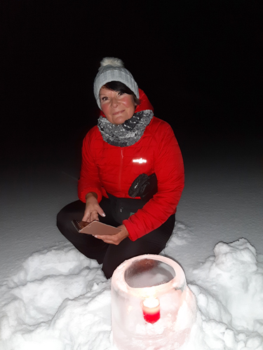 Reetta Naumanen nautti hämyisestä jäälyhtyjen tunnelmasta Tuopanjoki-seuran järjestämällä kuutamokävelyllä.
