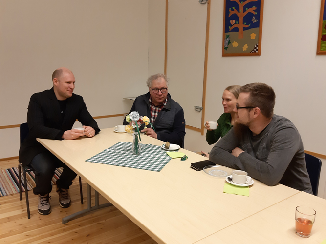 Harri Kuiri (oik.), Seija Kuiri ja Sakari Tuononen keskustelivat kunnanjohtaja Henri Tanskasen kanssa mieliä askarruttavista asioista.
