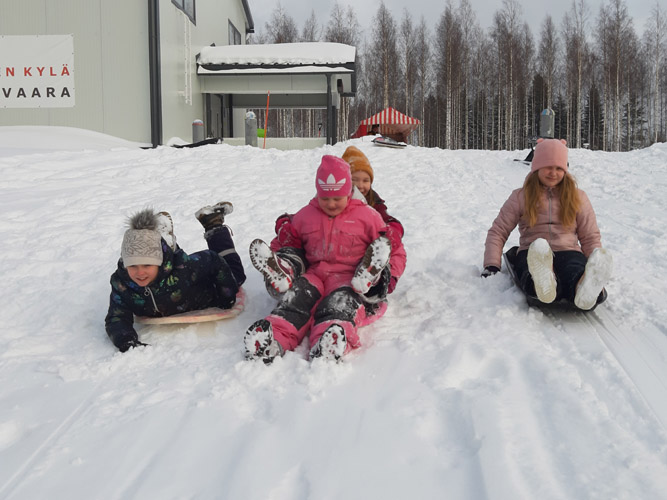 Mäenlaskun riemua. Aava Miettinen, Leena Turunen, Mea Juntunen ja Iisa Petrovic nauttivat mäenlaskusta laskiaistapahtumassa Ahmovaaran monikäyttötalolla.