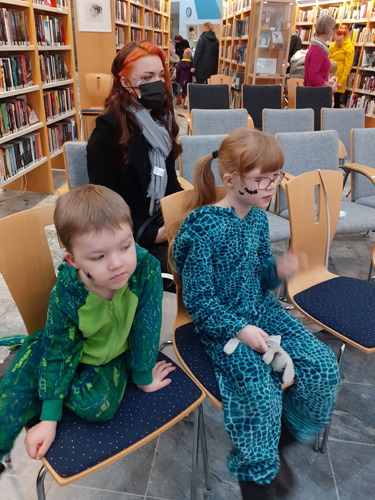 Luka ja Minttu olivat saapuneet kirjastolle katsomaan esitystä äitinsä Miian kanssa.