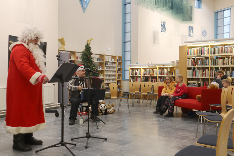 Laulava pukki ja Arto Tarkkonen esiintyivät kirjastolla.