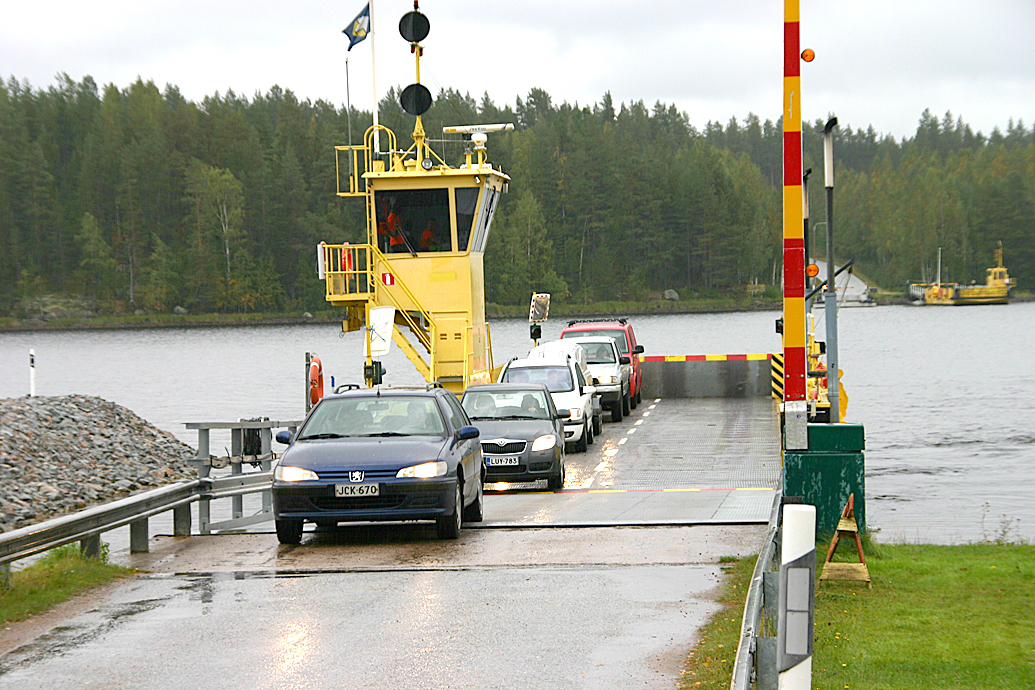 Paalasmaan saariston asukkaat ja mökkeilijät käyttävät jatkossakin lossia saaren ja mantereen välillä Juukaan. Lauttayhteyttä saaresta Lieksaan ei ole näköpiirissä. VS-arkistokuva