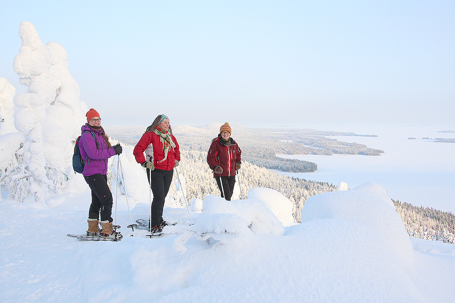 Lumikenkäretkellä pääsee ihailemaan talvista Kolia, oppaana Irja Tanskanen (oik). Kuva VS-kuva-arkisto