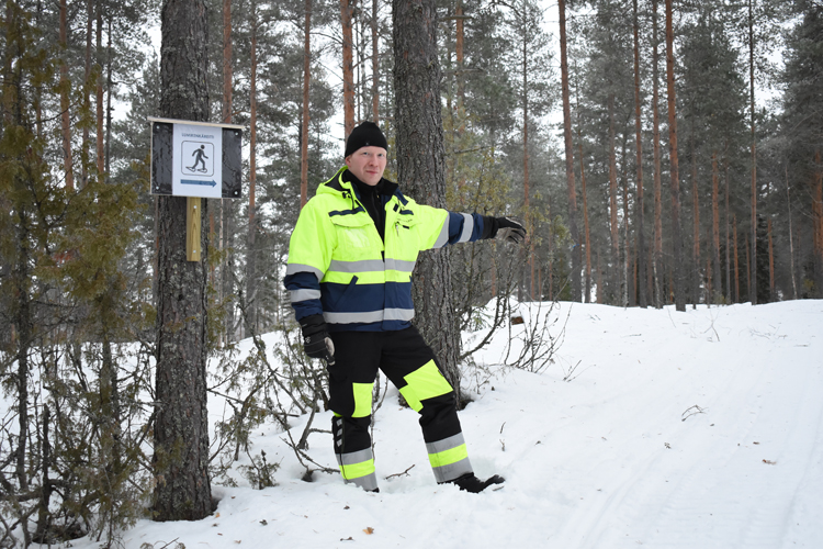 Antero Katalkin esittelee uutta lumikenkäilyreittiä, joka kulkee vaihtelevassa maastossa metsiä ja jokivartta pitkin.