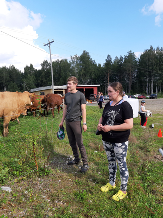 Tietoa saatiin. Lea Hallikainen oli kiinnostunut emolehmistä ja esitti Petri Nuutiselle runsaasti kysymyksiä. Isäntä jakoi mielellään tietoa eläimistä.