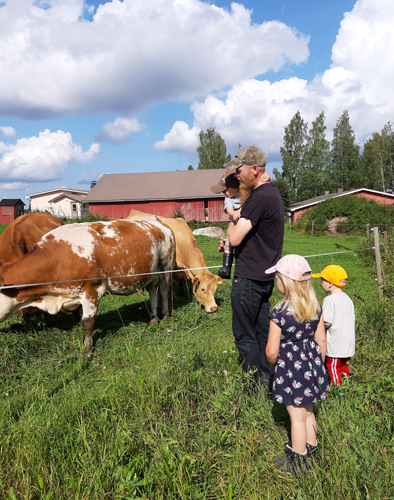 Jännitystä ilmassa. Kaivinkone- ja metsäalan yrittäjä Jari Kuiri toi lapsensa Nellan, Väinön ja Kaapon tapahtumaan. Isot eläimet saivat perheen pienimmän hiukan pelkäämään.