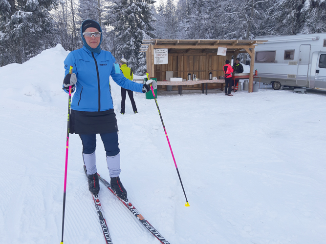Eeva Punta lähti hiihtämään Räsävaaran huoltopisteeltä Kohti Kolin kylää.