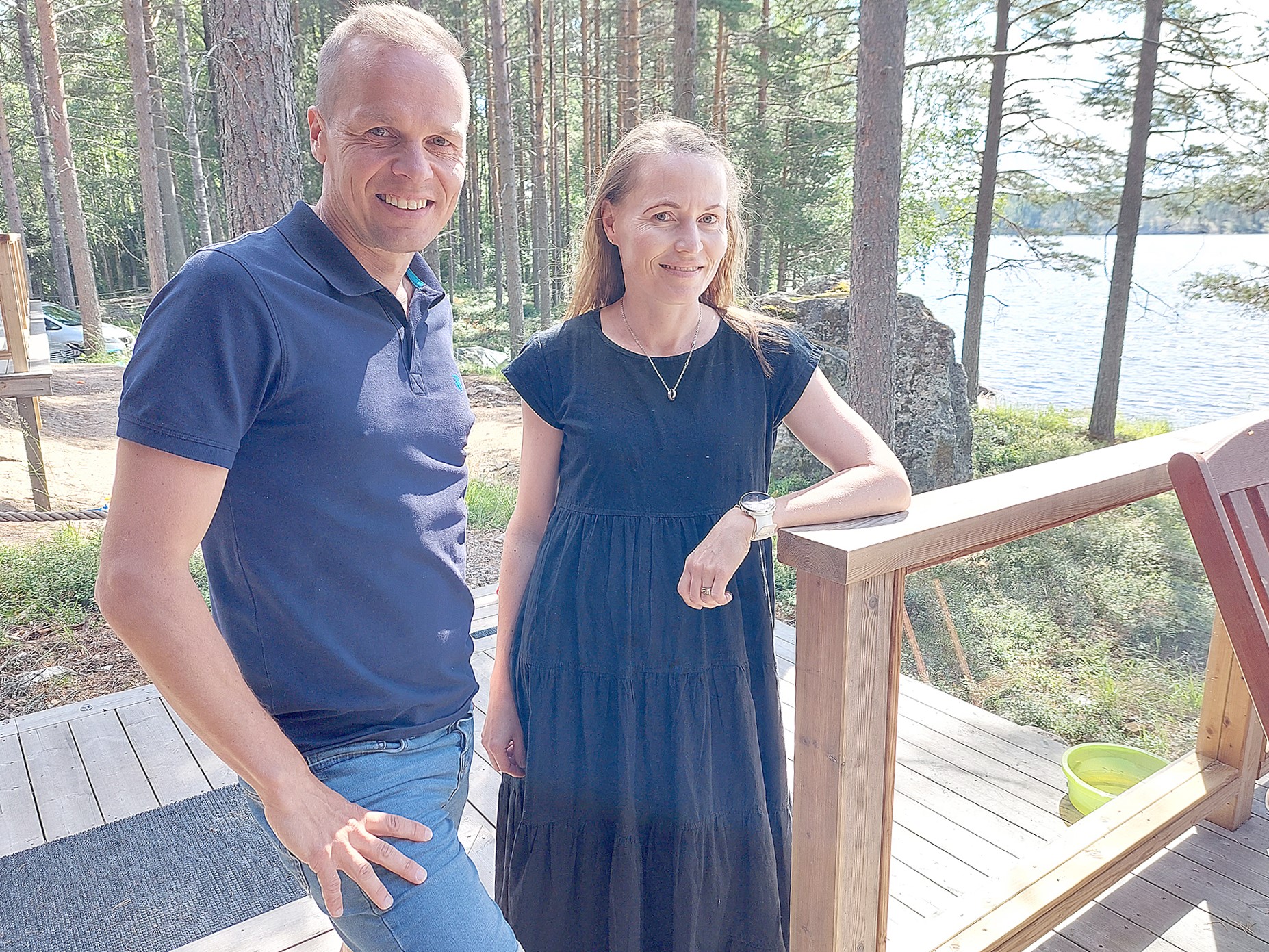 Markku ja Sanna Siponen lomailee viiden lapsensa kanssa Pielisen rannalla Juuassa. 