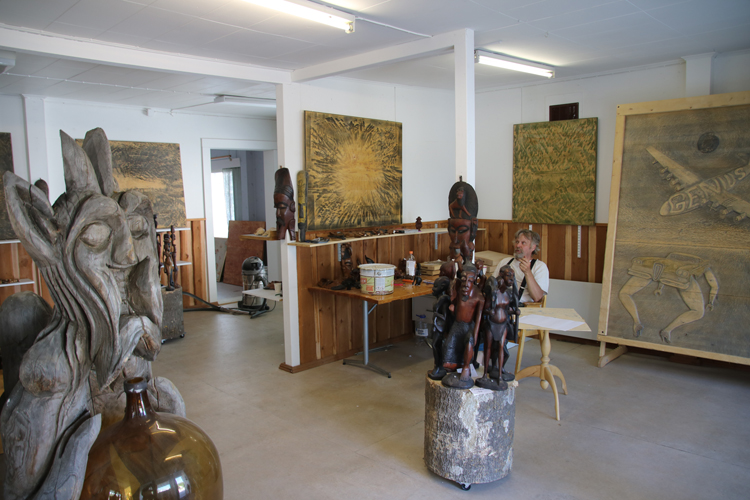 Markku Rudanko on kerännyt Afrikka-aiheisia patsaita, mutta tehnyt itse kaikki galleriassa näytillä olevat taulut.