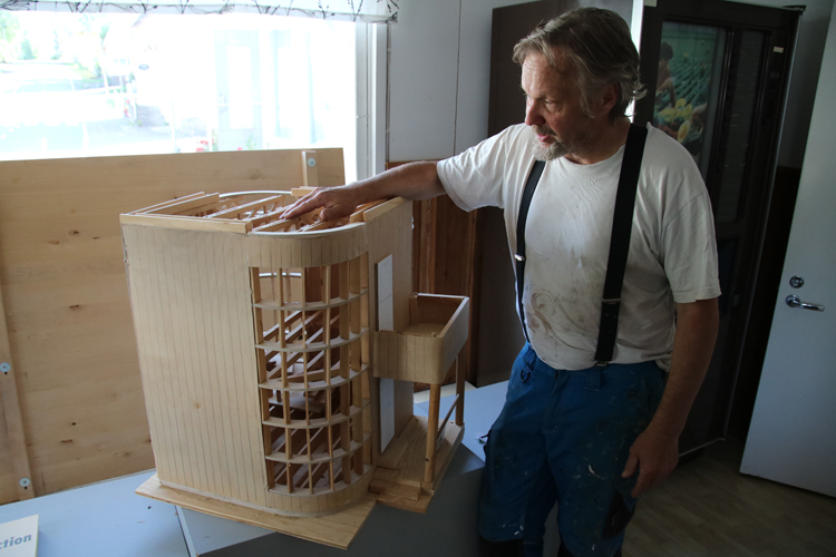 Myös pienoismalleja mielellään rakentava Markku Rudanko esittelee kolme vuotta sitten tekemäänsä funkistalon pienoismallia, johon voi tutustua entisessä Vikilän talossa.