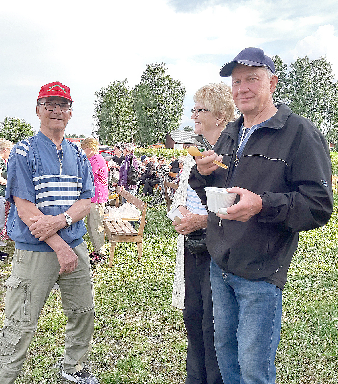 Aulis Leppänen tapasi pitkästä aikaa sukulaisensa Valma Saukkosen ja Jouko Myyryn.
