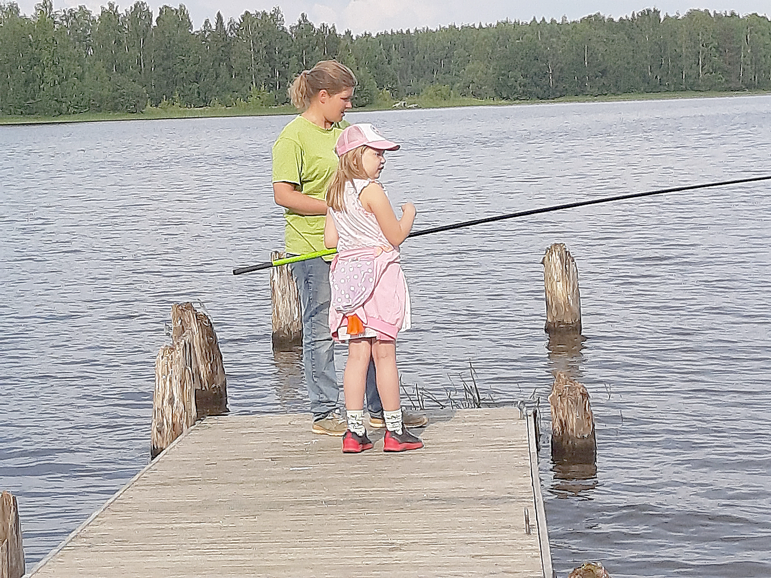 Polvijärven 4H-yhdistyksen toiminnanjohtaja ja hanketyöntekijä Jenni Leppänen narrasi kaloja Anna Laitisen kanssa.

 

