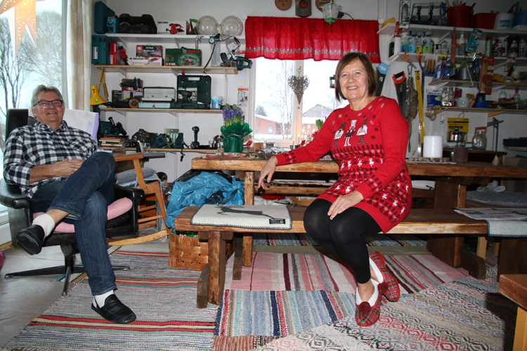 Merja Nevalainen ja Kaj Forström viihtyvät myös talon alakerrassa, jossa on vielä vanhan kirpputorin tavaroita.