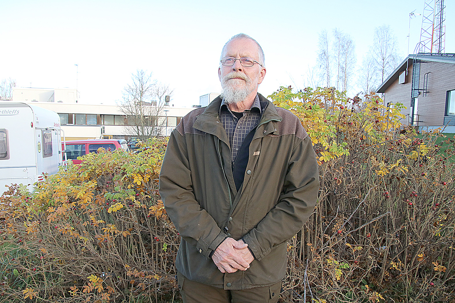 Juuan Metsä-Villet ry:n puheenjohtajan Ismo Parkkisen katse on tulevaisuudessa. Luottamusta metsästyksen jatkumiseen löytyy, vaikka on tahoja, jotka sitä haluavatkin ajaa alas.