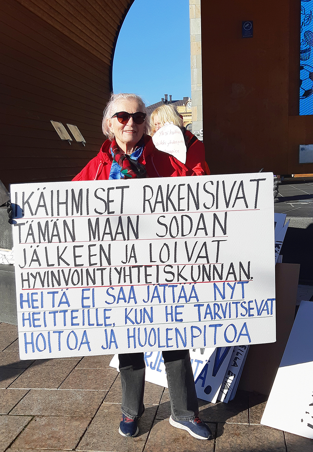 Heidi Hirvonen Juuasta koskettavien kylttiensä kanssa.