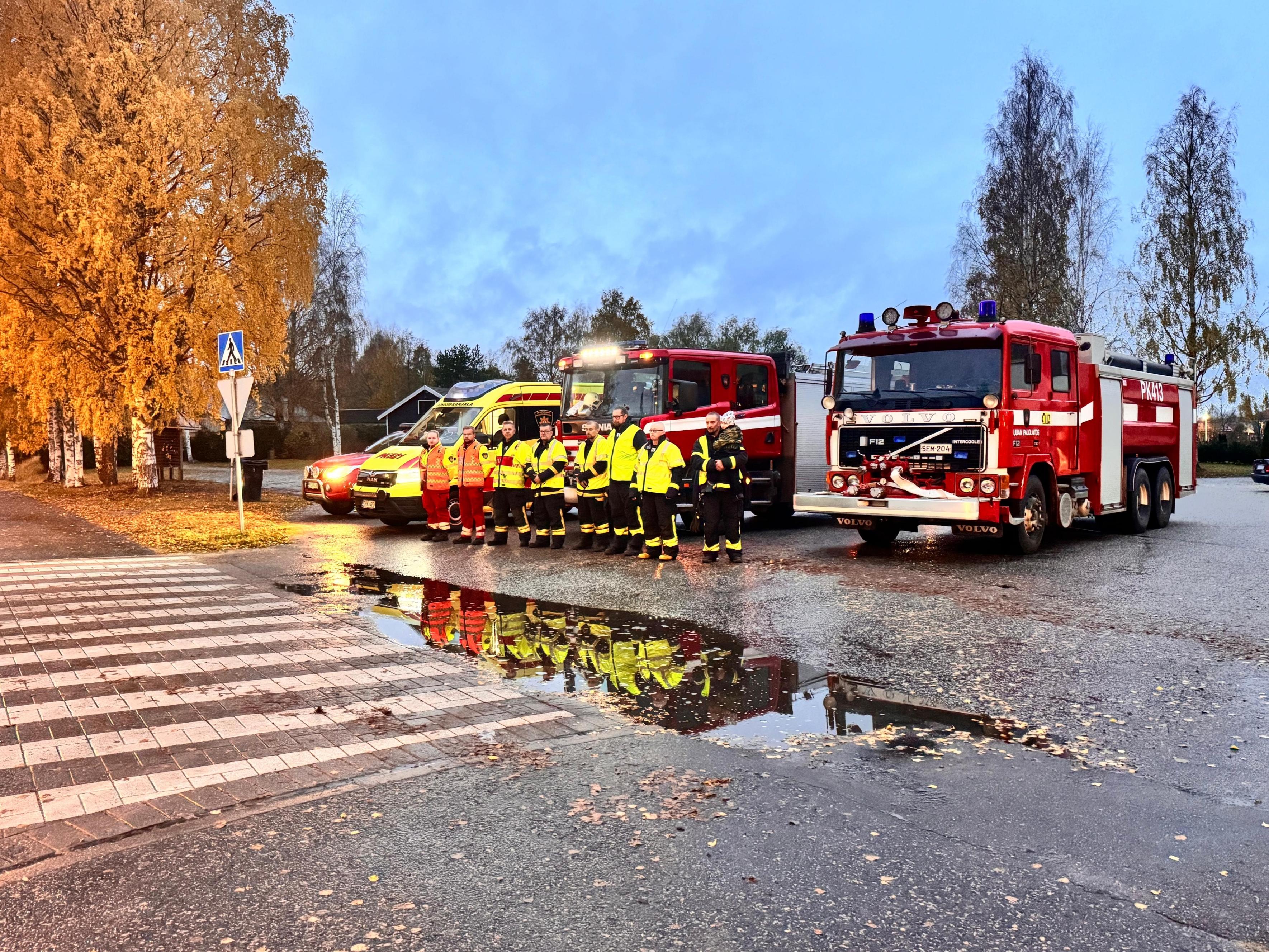 Viime tiistai-iltana osa Juuan pelastusaseman henkilöstöstä muisti hiljaisella hetkellä lokakuun 1. päivänä menehtynyttä eteläsavolaista palomiestä. Kuva Aleksi Nevalainen