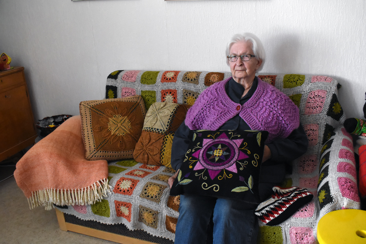 Kasvivärein värjäämiään lankoja  Mirja Kukkonen on käyttänyt esimerkiksi sohvan päällä olevassa peitteessä.