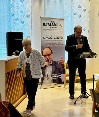 Iltalampun uskollinen kuuntelija Anja Ovaskainen kävi kertomassa Taisto Laaksolle, mitä Radio Dei ja sen Iltalamppu-ohjelma hänelle merkitsee.