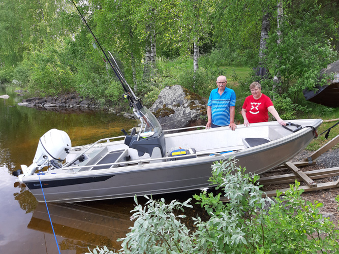 Pielinen vetää puoleensa. Kalastaminen kuuluu tärkeänä osana Terttu ja Martti Keskisen mökkielämään.