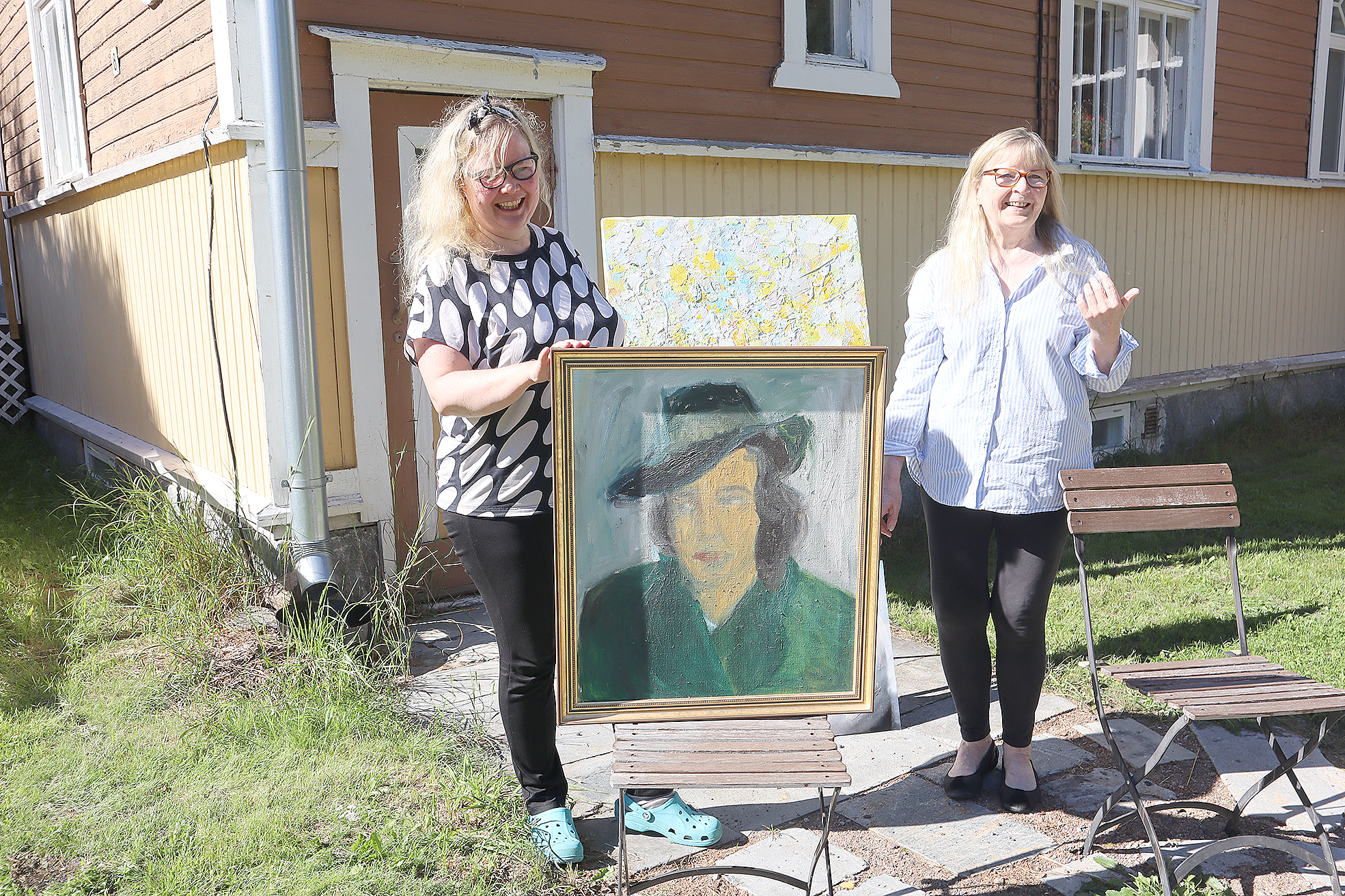 Nanna Jalkanen äitinsä Terttu Jalkasen kanssa. Etualalla Nannan maalaamaa muotokuva isoäidistään Hili Tela-Taskisesta. 