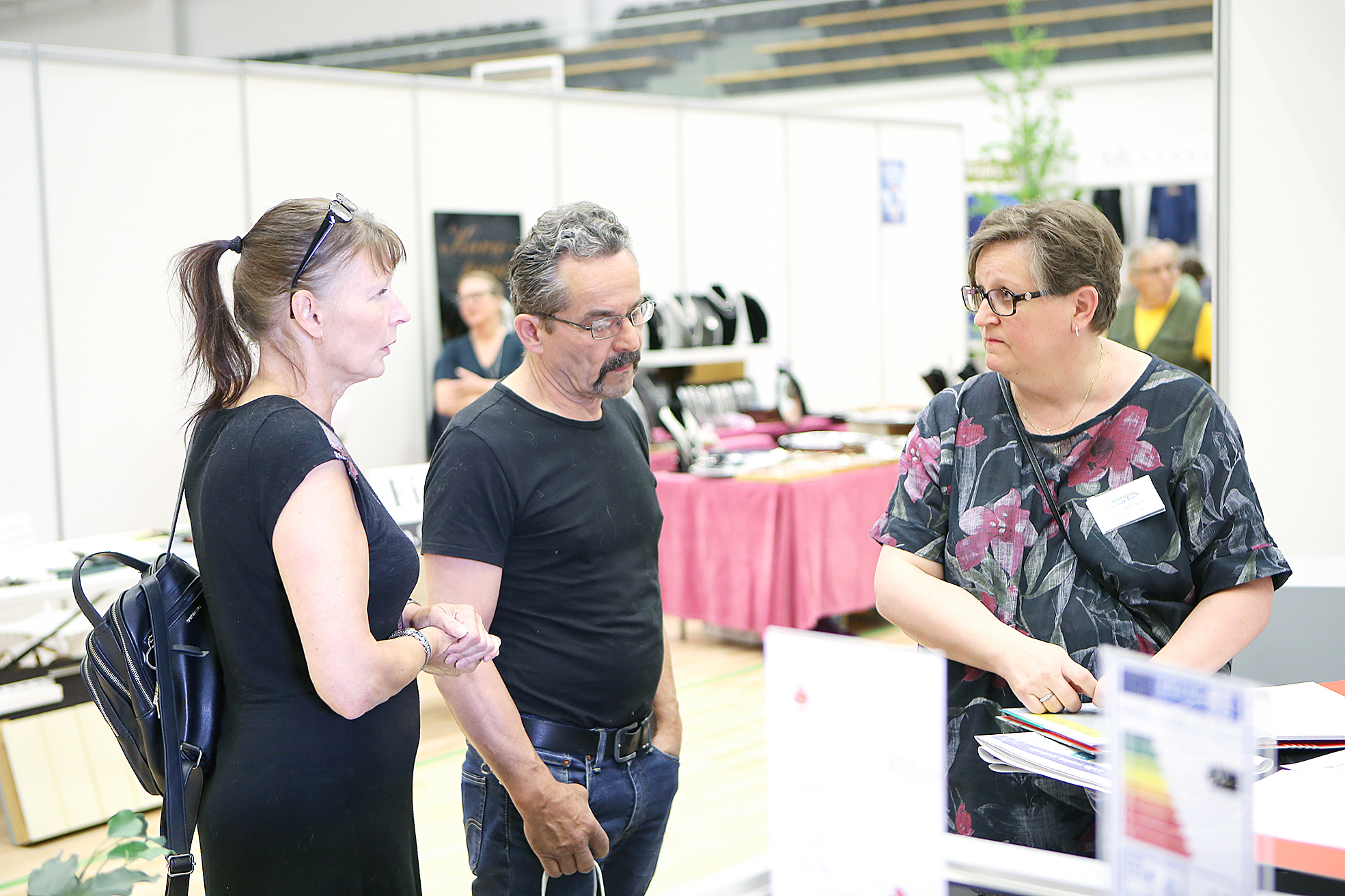 NunnaUunin Katri Halonen esitteli Leena ja Jyrki Ahoselle yrityksen tuotteita. Eikä ilmeisesti turhaan, kauppaa on luvassa.