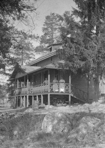 Nurmeksen ensimmäinen kylpylä aloitti Mikonniemellä jo 1800-luvun lopulla. Kuvassa kylpylä 1900-luvun alussa. Kuva Nurmeksen museo