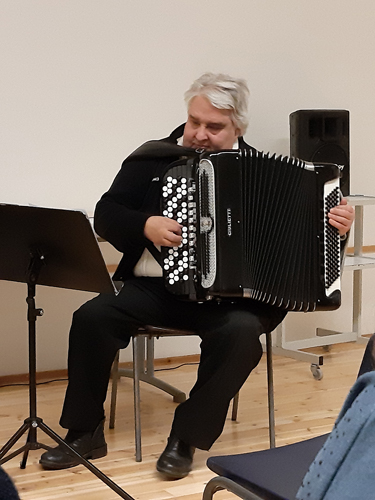 Harmonikkataiteilija, opettaja Arto Tarkkonen oli ylpeä oppilaistaan, joiden esityksiä hän säesti Tuopanjoen kylätalolla järjestetyssä konsertissa.