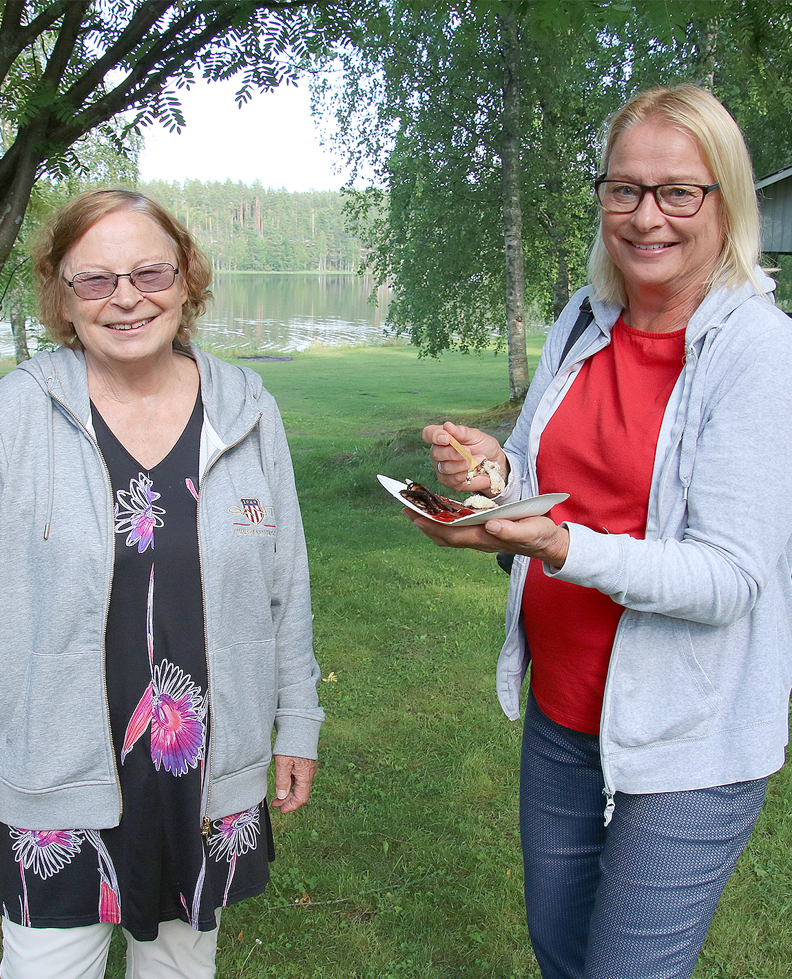Aino Salomäki ja Marja Nevalainen-Straver viettävät Paalasmaalla kesää sisarusten yhteisellä kesäpaikalla.