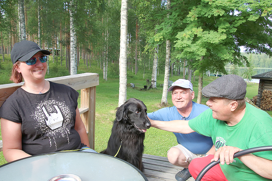 Jaana Koistisen Osmo-koira sai paljon rapsutuksia. Juukalaislähtöiset Timo Pirinen Lappeenrannasta ja Timo Timonen Suur-Miehikkälästä olivat majoittuneet leirintäalueella matkalla pohjoiseen.