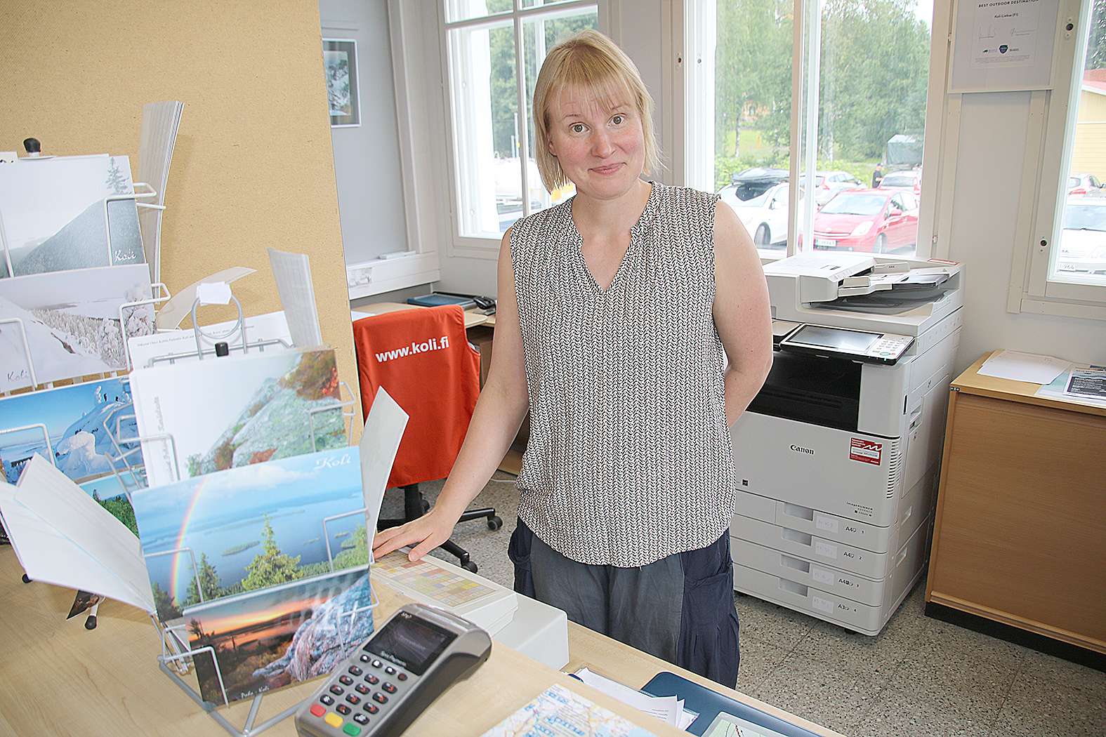 Kolin matkailutoimiston työrutiinit alkavat tulla tutuiksi Päivi Pohjolaiselle, joka jakaa työtilan Kolin Matkailu oy:ssä kollegansa Elina Aittamaan kanssa.