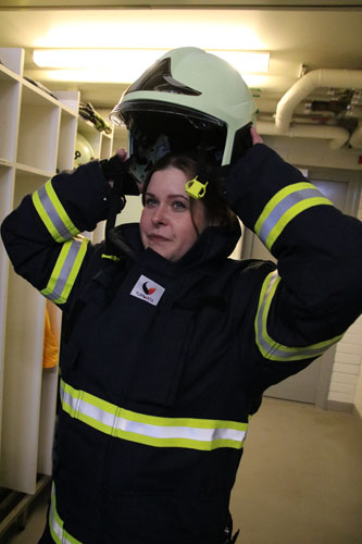 Elena Toivanen sonnustautuu pelastustehtävien vaatimalla tavalla. Hän aloitti vapaaehtoisessa palokunnassa vuoden alusta. Tulokkaan sisäänajo tapahtuu viikkoharjoituksilla.