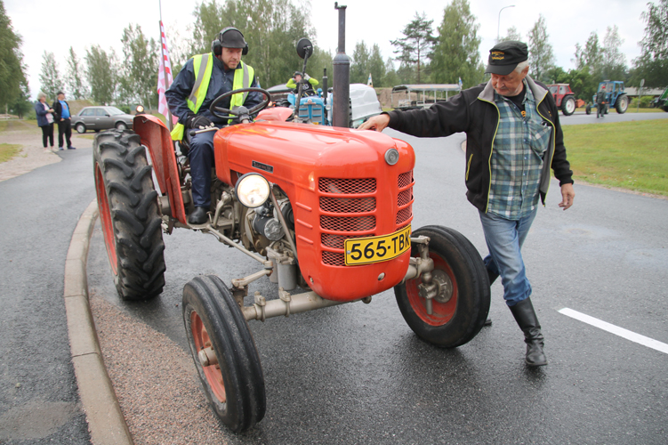 Polovelan Papattajien Ari Koivuselkä tarkastaa, että maakuntajohtajan alla olevassa traktorissa on kaikki niin kuin olla pitää.