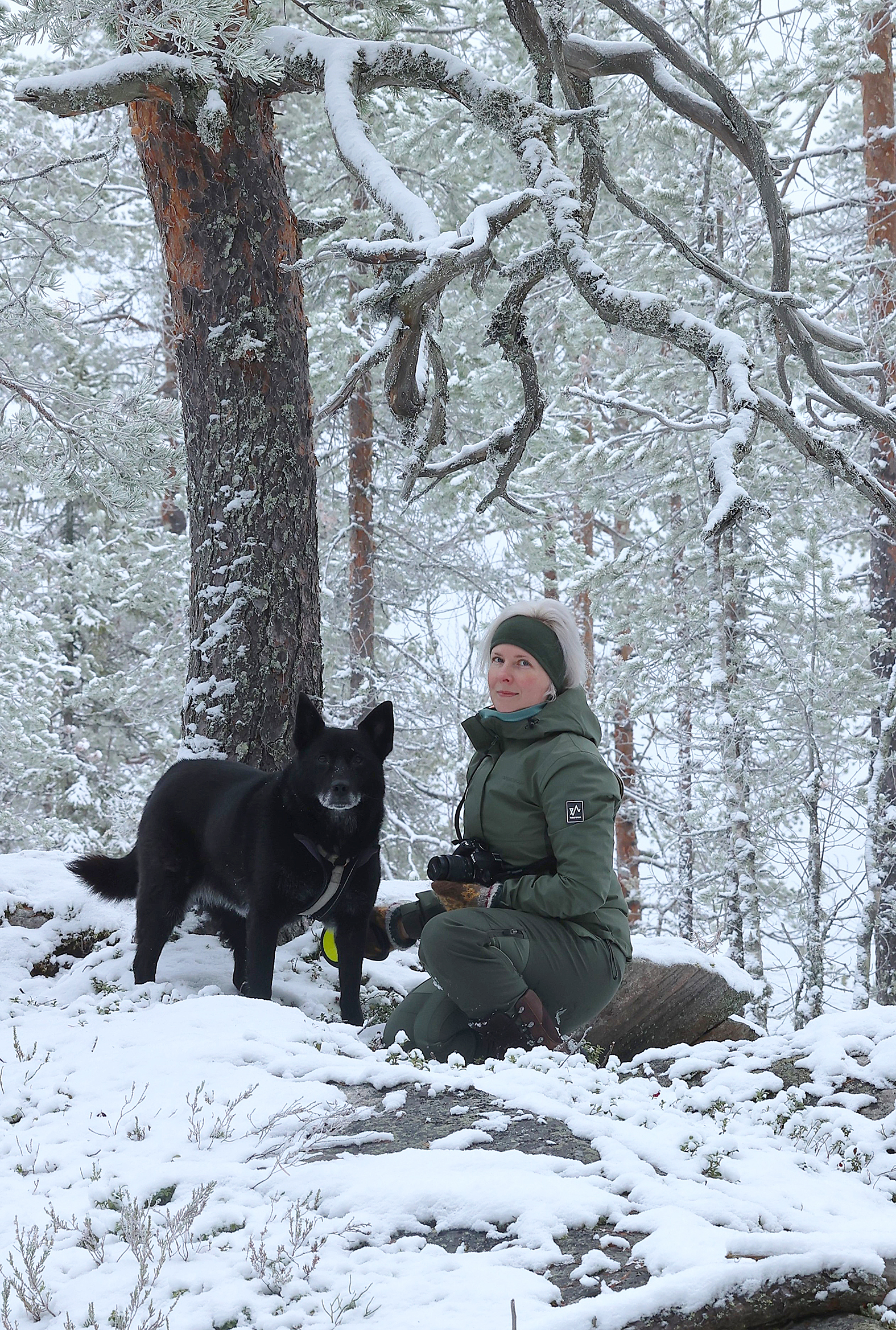 Piia Kukkonen Tara-koiransa kanssa mielimaastossa. Kuva Tanja Kallinen.