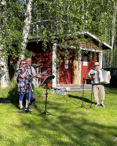 Silja Möttönen, Jukka Sorsa ja Kimmo Romppanen esiintyivät Polvelan rantailtamissa.