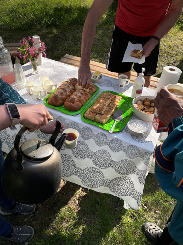 Kahvihetki kuuluu olennaisena osana kylätapahtumiin. Kahvi maistuikin viime viikolla järjestetyissä Polvelan rantailtamissa.