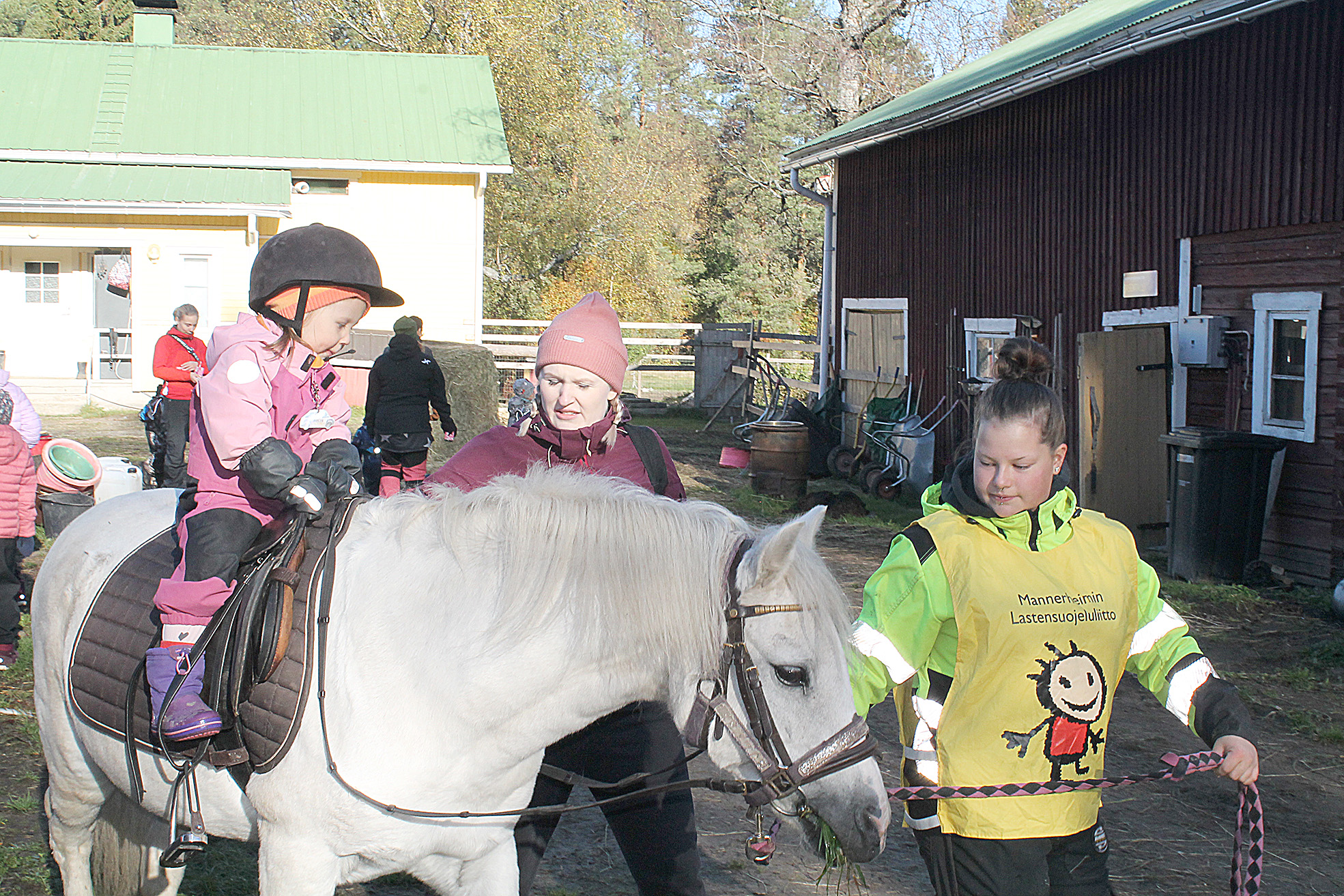 Neela Hyttinen, 3, ratsasti Sasu-ponilla. Äiti Anne Juntunen seuraa vieressä. Taluttajana Meiju Tuononen.