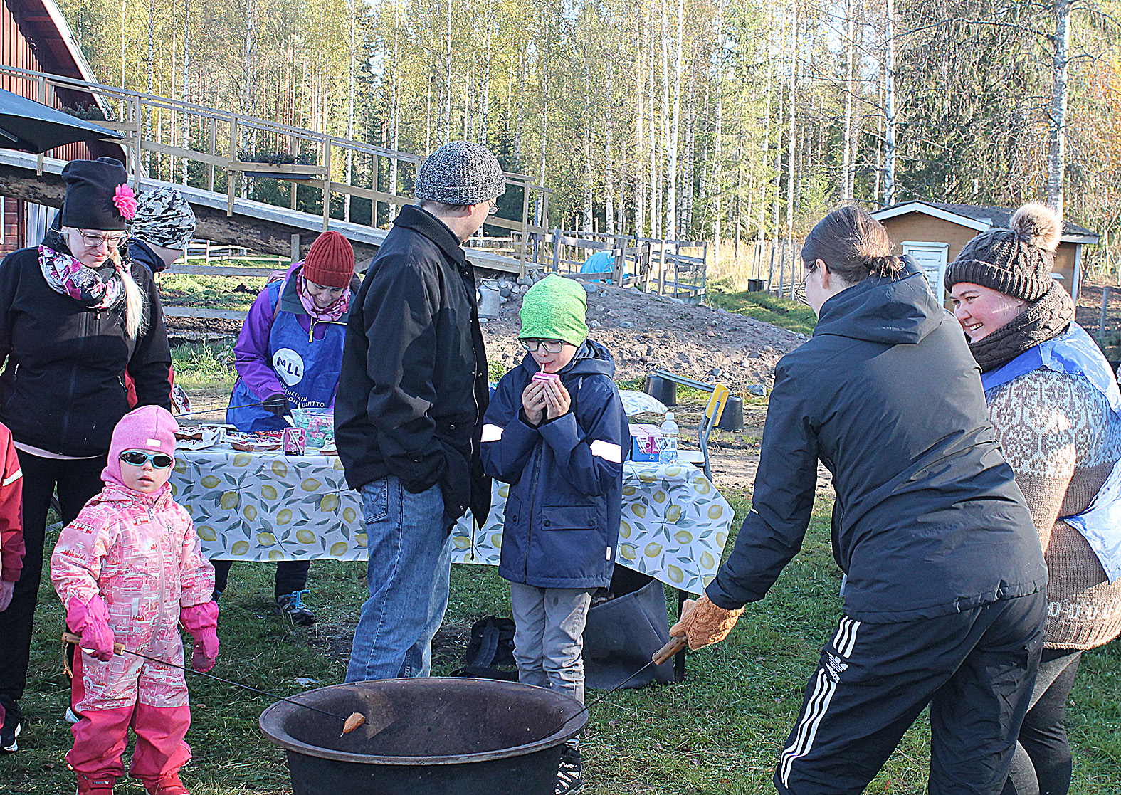 Ponipäivän tiimellyksessä maistui nuotiomakkara ja pillimehu.