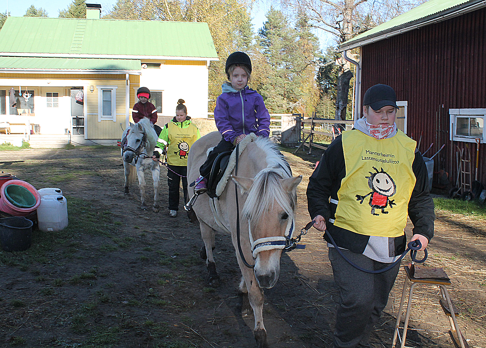 Ratsastus on mukavaa! Tuuli Klemetti, 9, (edessä) ratsastaa Ilona-hevosella, taluttajana Enni Huttunen. Minerva Tuovinen, 6, ratsastaa Sasu-ponilla, taluttajana Meiju Tuononen.