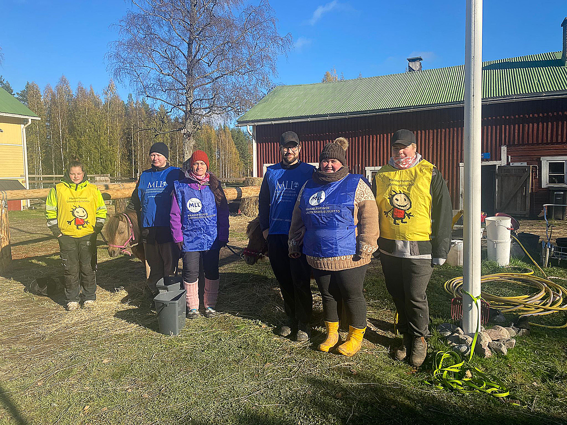 Ponipäivässä talkoolaisina häärivät Meiju Tuononen (vas.), Senja Hiltunen, Anne Ämmälä, Aleksi ja Sannamari Kangas sekä Enni Huttunen.